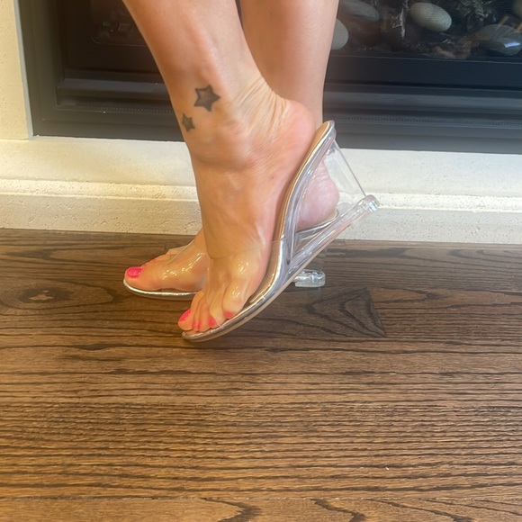 Clear strap cinderrella 2inch wedge sandal. Size 40. Never worn. - Picture 5 of 5